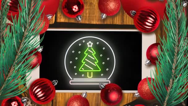 泡の上にスマートフォン上のクリスマスツリーと雪の地球のアニメーション クリスマス 伝統とお祝いのコンセプトデジタルで生成されたビデオ — ストック動画