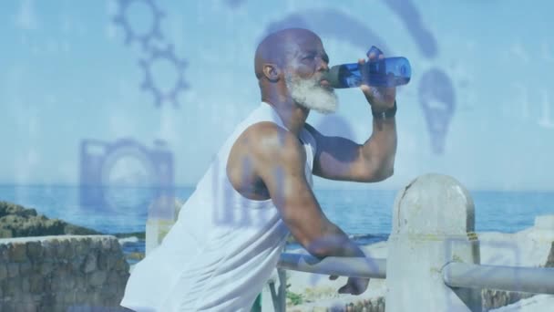 Animazione Icone Mediatiche Sull Uomo Anziano Afroamericano Che Beve Acqua — Video Stock