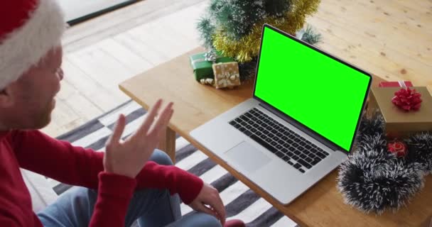Běloch Santa Klobouku Notebookem Vánočním Videohovorem Zeleným Prostorem Obrazovce Vánoční — Stock video