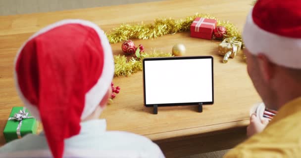 모자쓴 아들을 아버지가 크리스마스 선물로 태블릿 비디오 전화를 화면에 공간을 — 비디오