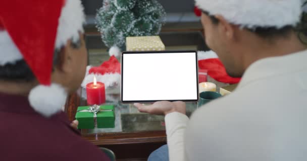 画面上のコピースペースで ラップトップのクリスマスのビデオ通話を作る出生の父と大人の息子を振って クリスマスやお祭りや通信技術は — ストック動画