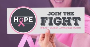 Göğüs kanseri farkındalığı metninin beyaz kadın üzerine animasyonu. Göğüs kanseri pozitif farkındalık kampanyası konsepti dijital olarak üretildi.