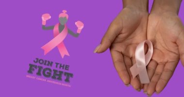 Meme kanseri farkındalığının animasyonu. Elinde pembe meme kanseri kurdelesi olan melez bir kadın. Göğüs kanseri pozitif farkındalık kampanyası konsepti dijital olarak üretildi.