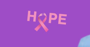 Göğüs kanseri farkındalığı metninin gülümseyen beyaz kadın üzerine animasyonu. Göğüs kanseri pozitif farkındalık kampanyası konsepti dijital olarak üretildi.