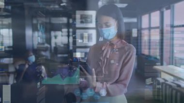 Yüz maskesi takmış Asyalı iş kadını hakkında finansal veri işleme animasyonu. covid 19 pandemik kavramı dijital olarak oluşturulan video sırasında küresel iş ve dijital arayüz.