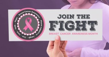 Göğüs kanseri farkındalığı metninin beyaz kadın üzerine animasyonu. Göğüs kanseri pozitif farkındalık kampanyası konsepti dijital olarak üretildi. 