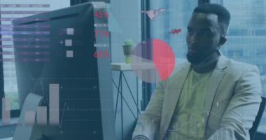 Ofisteki bilgisayarı kullanarak yüz maskesi takan iş adamının finansal veri işleme animasyonu. covid 19 pandemik kavramı dijital olarak oluşturulan video sırasında küresel iş ve dijital arayüz.