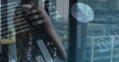 Ofiste maske takan bir iş kadını hakkında finansal veri işleme animasyonu. covid 19 pandemik kavramı dijital olarak oluşturulan video sırasında küresel iş ve dijital arayüz.