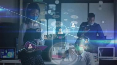 Ofiste maske takan çeşitli iş adamları üzerinde finansal veri işleme animasyonu. covid 19 pandemik kavramı dijital olarak oluşturulan video sırasında küresel iş ve dijital arayüz.