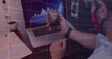 Ofiste akıllı telefon kullanarak yüz maskesi takan iş adamının finansal veri işleme animasyonu. covid 19 pandemik kavramı dijital olarak oluşturulan video sırasında küresel iş ve dijital arayüz.