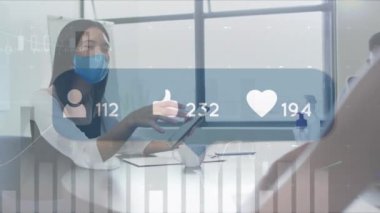 Ofiste dizüstü bilgisayar kullanarak maske takan iş kadını hakkında finansal veri işleme animasyonu. covid 19 pandemik kavramı dijital olarak oluşturulan video sırasında küresel iş ve dijital arayüz.
