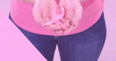 Beyaz kadın üzerinde pembe göğüs kanseri kurdelesinin animasyonu. Göğüs kanseri pozitif farkındalık kampanyası konsepti dijital olarak üretildi.