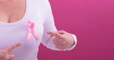 Pembe kanser farkındalığı kurdelesi takan beyaz bir kadının meme kanseri farkındalığı logosu. Göğüs kanseri pozitif farkındalık kampanyası konsepti.