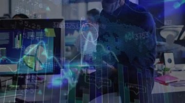 Ofiste akıllı telefon kullanarak yüz maskesi takan iş adamının finansal veri işleme animasyonu. covid 19 pandemik kavramı dijital olarak oluşturulan video sırasında küresel iş ve dijital arayüz.