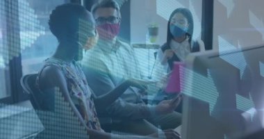 Yüzü maskeli çeşitli iş adamlarının konuştuğu finansal veri işleme animasyonları. covid 19 pandemik kavramı dijital olarak oluşturulan video sırasında küresel iş ve dijital arayüz.