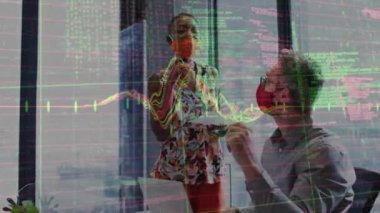 Yüzü maskeli ve not tutan çeşitli iş adamları üzerinde finansal veri işleme animasyonu. covid 19 pandemik kavramı dijital olarak oluşturulan video sırasında küresel iş ve dijital arayüz.