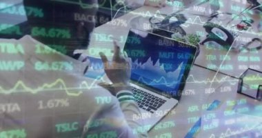 Ofiste dizüstü bilgisayar kullanarak yüz maskesi takan iş adamının finansal veri işleme animasyonu. covid 19 pandemik kavramı dijital olarak oluşturulan video sırasında küresel iş ve dijital arayüz.