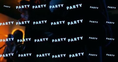 Parti neon metninin parti partisinde tekrarlanması. Klasik iletişim, müzik, parti, renk ve hareket konsepti dijital olarak oluşturulmuş video.