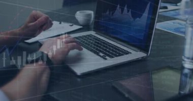 Ofisteki dizüstü bilgisayarla Kafkas iş adamının finansal veri işleme animasyonu. covid 19 pandemik kavramı dijital olarak oluşturulan video sırasında küresel iş ve dijital arayüz.