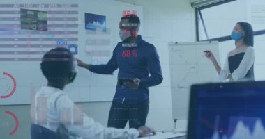 Toplantıda maske takan çeşitli iş adamları üzerinde finansal veri işleme animasyonu. covid 19 pandemik kavramı dijital olarak oluşturulan video sırasında küresel iş ve dijital arayüz.