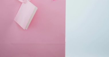 Göğüs kanseri farkındalığı metninin pembe meme kanseri kurdelesi üzerine animasyonu. Göğüs kanseri pozitif farkındalık kampanyası konsepti dijital olarak üretildi.