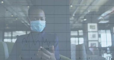 Ofiste akıllı telefon kullanarak maske takan iş kadını hakkında finansal veri işleme animasyonu. covid 19 pandemik kavramı dijital olarak oluşturulan video sırasında küresel iş ve dijital arayüz.