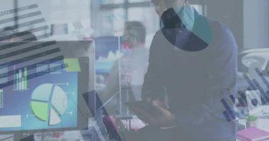Ofiste tablet kullanan yüz maskeli iş adamının finansal veri işleme animasyonu. covid 19 pandemik kavramı dijital olarak oluşturulan video sırasında küresel iş ve dijital arayüz.