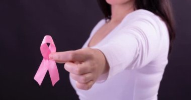 Göğüs kanseri farkındalığı metninin beyaz kadın üzerine animasyonu. Göğüs kanseri pozitif farkındalık kampanyası konsepti dijital olarak üretildi.