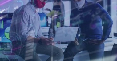 Maskeli çeşitli iş adamlarının ofiste konuştuğu finansal veri işleme animasyonları. covid 19 pandemik kavramı dijital olarak oluşturulan video sırasında küresel iş ve dijital arayüz.