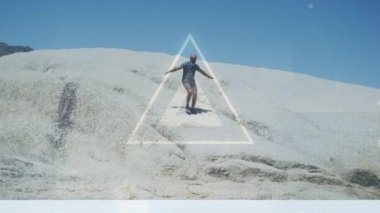 Afrika kökenli Amerikalı kıdemli bir adamın kum tepelerinde yürümesi üzerine parlayan dairelerin ve üçgenlerin animasyonu. spor ve sağlıklı, aktif emeklilik yaşam tarzı ve teknoloji konsepti dijital olarak oluşturulmuş video.