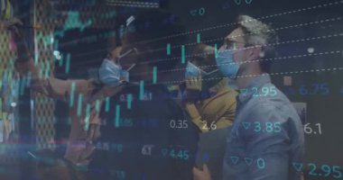 Yüzü maskeli ve not tutan çeşitli iş adamları üzerinde finansal veri işleme animasyonu. covid 19 pandemik kavramı dijital olarak oluşturulan video sırasında küresel iş ve dijital arayüz.