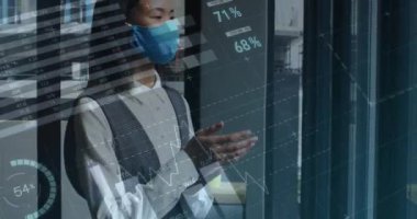 Yüz maskesi takmış Asyalı iş kadını hakkında finansal veri işleme animasyonu. covid 19 pandemik kavramı dijital olarak oluşturulan video sırasında küresel iş ve dijital arayüz.