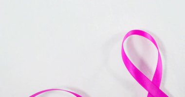 Göğüs kanseri farkındalığı metninin pembe meme kanseri kurdelesi üzerine animasyonu. Göğüs kanseri pozitif farkındalık kampanyası konsepti dijital olarak üretildi.