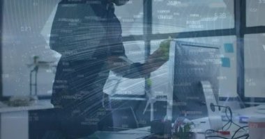 Yüz maskesi takan iki ırklı iş adamının finansal veri işleme animasyonu. covid 19 pandemik kavramı dijital olarak oluşturulan video sırasında küresel iş ve dijital arayüz.