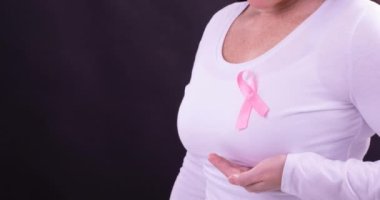 Göğüs kanseri farkındalığı metninin beyaz kadın üzerine animasyonu. Göğüs kanseri pozitif farkındalık kampanyası konsepti dijital olarak üretildi.