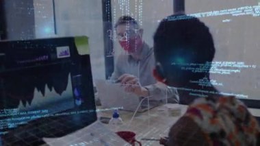 Ofiste maske takan çeşitli iş adamları üzerinde finansal veri işleme animasyonu. covid 19 pandemik kavramı dijital olarak oluşturulan video sırasında küresel iş ve dijital arayüz.