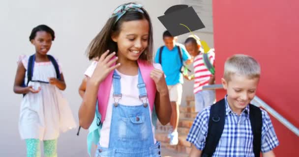 Okul Mezuniyet Şapkası Ikonlarının Animasyonu Okulda Gülümseyen Okul Çocuklarının Üzerine — Stok video