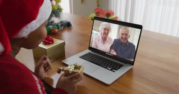 Afroamerykanka Kapeluszu Laptopem Gwiazdkę Rodziną Ekranie Boże Narodzenie Uroczystość Technologie — Wideo stockowe