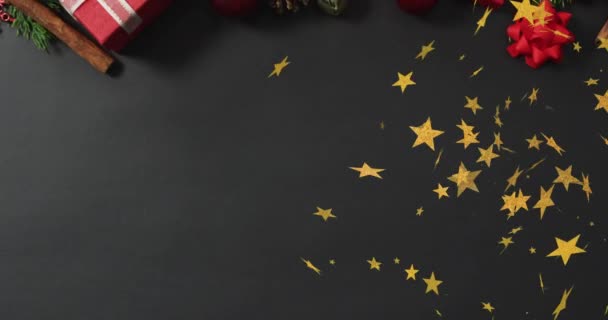Animatie Van Kerststerren Vallen Zwarte Achtergrond Met Decoraties Kopieer Ruimte — Stockvideo