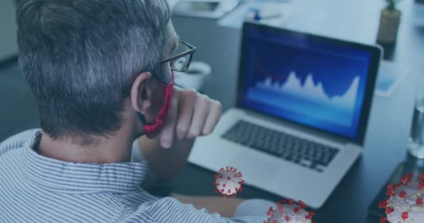 Animáció Vírussejtek Felett Kaukázusi Üzletember Arcmaszkot Használ Laptop Irodában Globális — Stock videók