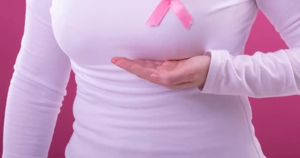 분홍색 리본을 두르고 분홍색 배경을 코카서스 여성의 부분의 비디오 유방암 — 비디오