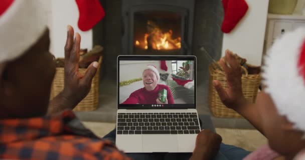 Αφροαμερικανό Ζευγάρι Που Χρησιμοποιεί Φορητό Υπολογιστή Για Χριστουγεννιάτικη Βιντεοκλήση Χαμογελαστό — Αρχείο Βίντεο