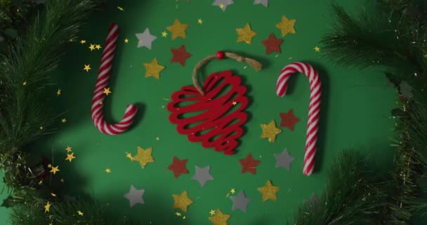 Animation Von Fröhlichen Weihnachtstexten Über Dekorationen Auf Grünem Hintergrund Weihnachten — Stockvideo