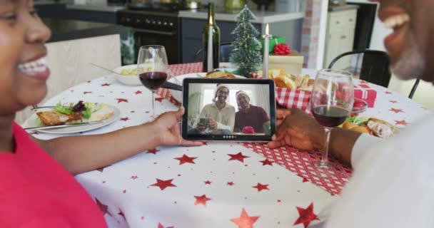 Sourire Couple Afro Américain Utilisant Une Tablette Pour Appel Vidéo — Video