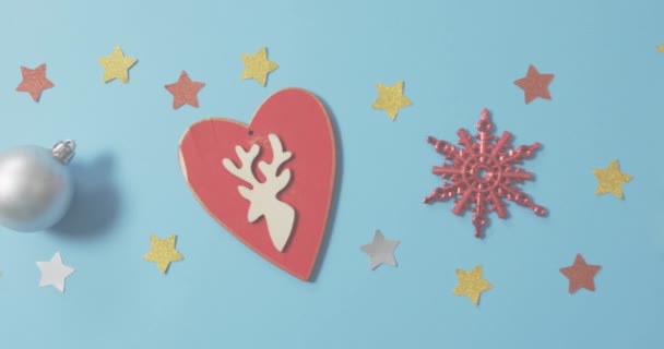 Mavi Arka Plandaki Süslemeler Üzerine Mutlu Noeller Metni Animasyonu Noel — Stok video