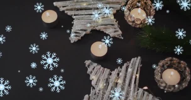 Анимация Веселых Поздравлений Поздравительного Новогоднего Текста Поверх Украшений Черном Фоне — стоковое видео