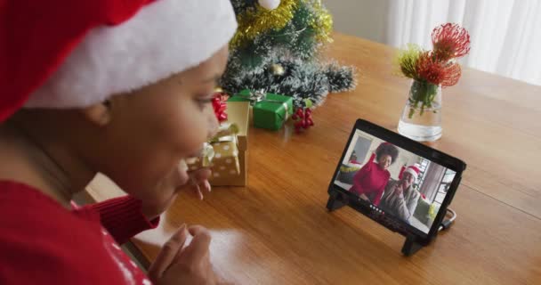 Mulher Afro Americana Com Chapéu Papai Noel Usando Tablet Para — Vídeo de Stock