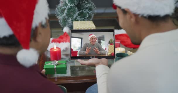 Biracial Pai Filho Acenando Usando Tablet Para Chamada Vídeo Natal — Vídeo de Stock