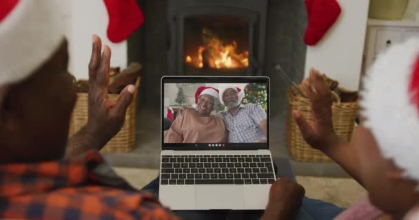 Pareja Afroamericana Usando Portátil Para Videollamada Navidad Con Familia Sonriente — Vídeo de stock
