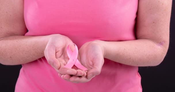 Göğüs Kanseri Farkındalığının Videosu Beyaz Bir Kadının Elinde Pembe Kanser — Stok video